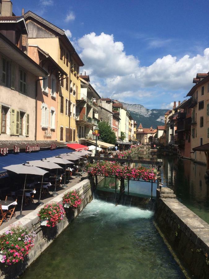 la baie des voiles ,vue lac d'Annecy ,plage privée Duingt Esterno foto